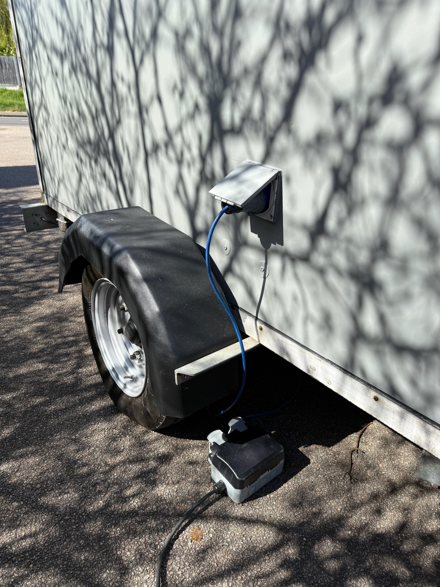 Luxury toilet trailer electrical connection setup