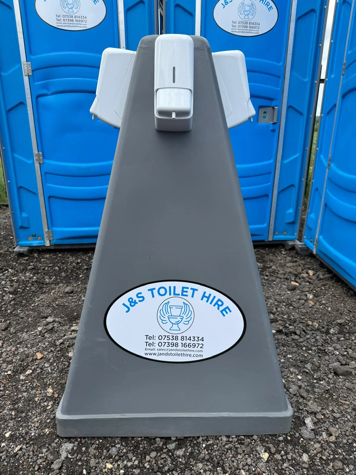 Front view of the wash station with a central dispenser